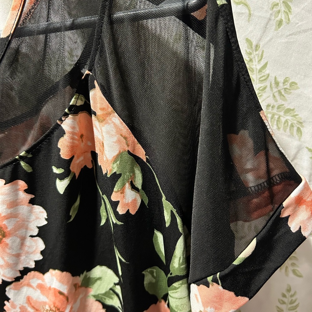 Elegant Floral Blouse with Sheer Accents - Picture 3 of 4